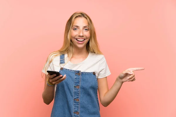 Mujer Joven Rubia Con Teléfono Móvil Sobre Una Pared Rosa —  Fotos de Stock