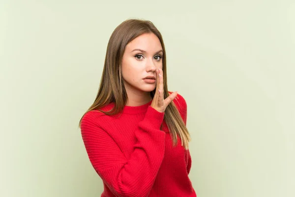 Adolescente Chica Sobre Aislado Verde Fondo Susurrando Algo —  Fotos de Stock