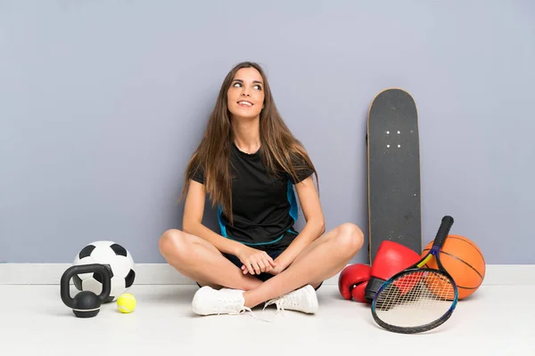 Joven Deportista Sentada Suelo Riendo Mirando Hacia Arriba —  Fotos de Stock