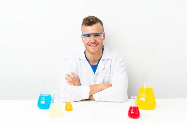 Glücklicher junger Wissenschaftler mit vielen Laborflaschen — Stockfoto