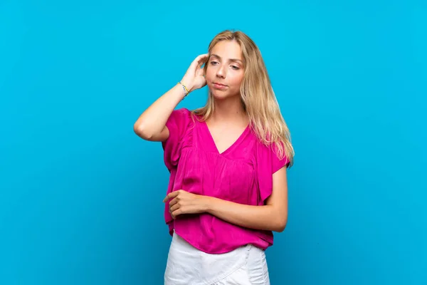 Blonde Junge Frau Über Isoliertem Blauem Hintergrund Hat Zweifel — Stockfoto