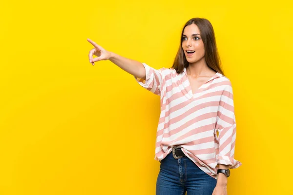 Jovem Mulher Sobre Isolado Fundo Amarelo Apontando Para Longe — Fotografia de Stock