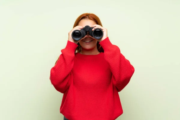 Děvče Puberty Svetrem Přes Izolované Zelené Pozadí Černými Dalekohledy — Stock fotografie