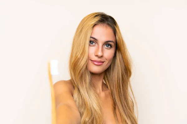 Junge blonde Frau beim Zähneputzen — Stockfoto