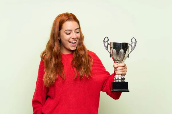 Teenager Rothaarige Mädchen Mit Pullover Über Isolierten Grünen Hintergrund Hält — Stockfoto