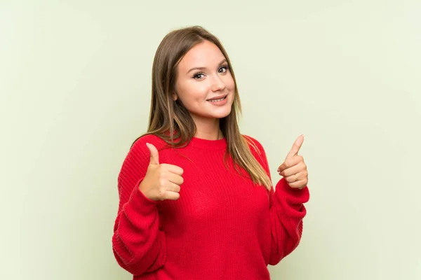 Tonåring Flicka Över Isolerad Grön Bakgrund Ger Tummen Upp Gest — Stockfoto