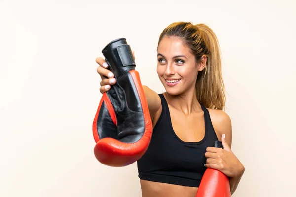 Giovane donna sportiva con guanti da boxe su sfondo isolato — Foto Stock