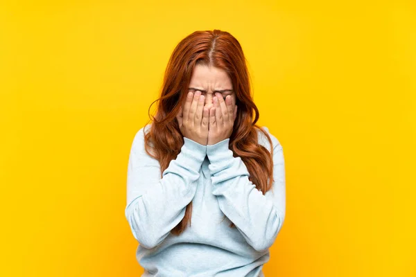 Menina Ruiva Adolescente Sobre Fundo Amarelo Isolado Com Expressão Cansada — Fotografia de Stock