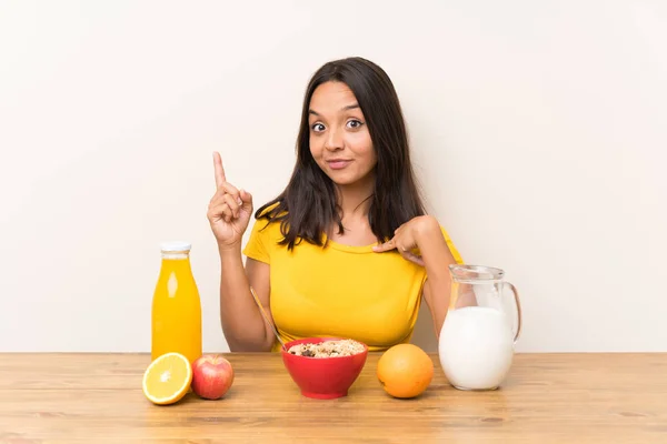 Junge Brünette Mädchen Beim Frühstück Milch Mit Überraschung Gesichtsausdruck — Stockfoto