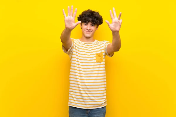 Junger Mann Über Einsame Gelbe Wand Die Mit Fingern Neun — Stockfoto