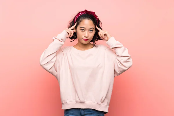Asiática Joven Mujer Sobre Aislado Rosa Fondo Tener Dudas Pensar — Foto de Stock