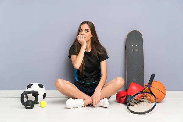 Jovem Mulher Esportiva Sentada Chão Nervosa Assustada — Fotografia de Stock