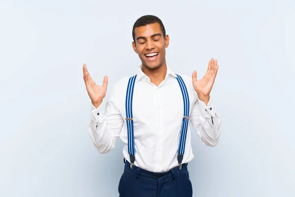 Junge Hübsche Brünette Mann Mit Hosenträgern Über Isolierten Hintergrund Lachen — Stockfoto