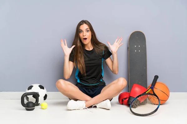 Jovem Mulher Esportiva Sentada Chão Com Expressão Facial Surpresa — Fotografia de Stock