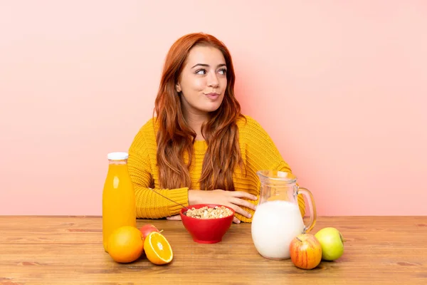 Teenager Rotschopf Mädchen Having Breakfast Ein Tisch Standing Und Looking — Stockfoto