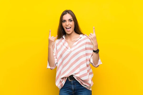 Junge Frau Über Isoliertem Gelben Hintergrund Macht Rock Geste — Stockfoto