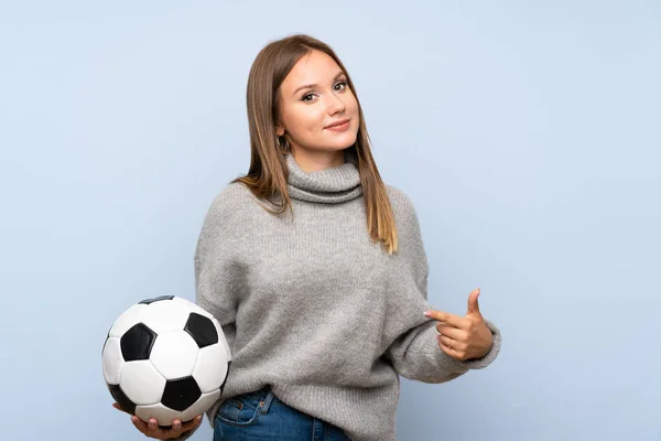 Ragazza Adolescente Con Maglione Sfondo Blu Isolato Possesso Pallone Calcio — Foto Stock