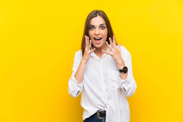 Mujer Joven Sobre Fondo Amarillo Aislado Con Expresión Facial Sorpresa — Foto de Stock