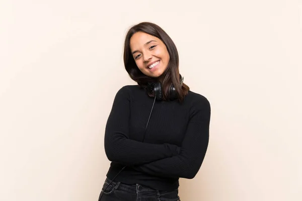 Jong Brunette Meisje Luisteren Muziek Geïsoleerde Muur — Stockfoto