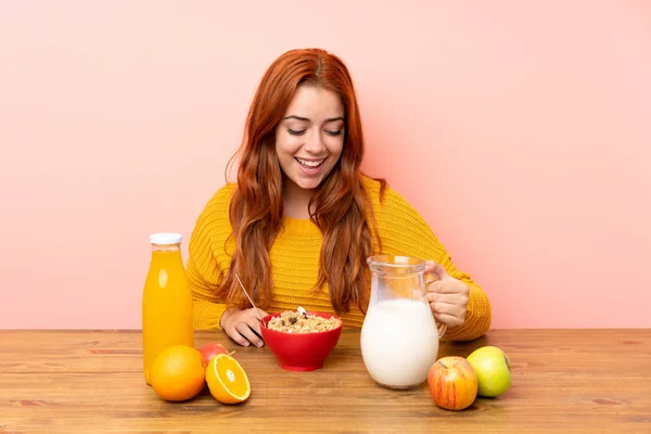 Teenager rotschopf mädchen having breakfast im ein tabelle — Stockfoto