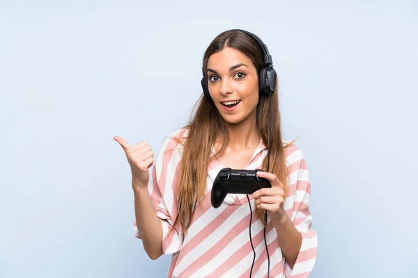 Jonge Vrouw Spelen Met Een Video Game Controller Geïsoleerde Blauwe — Stockfoto