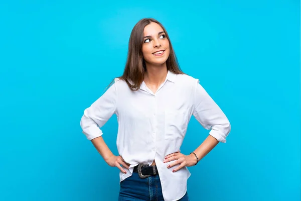 Young Woman Isolated Blue Background Posing Arms Hip Smiling — Stock Photo, Image