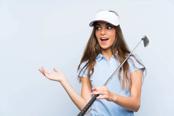 Jovem Golfista Mulher Sobre Isolado Parede Azul Com Expressão Facial — Fotografia de Stock