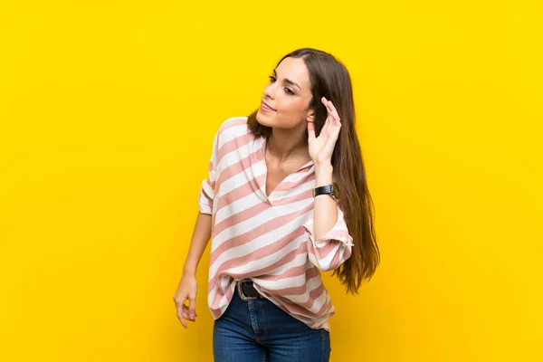 Young Woman Isolated Yellow Background Listening Something Putting Hand Ear — Stock Photo, Image