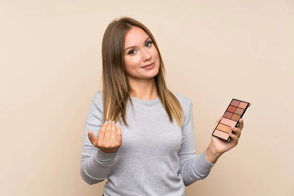 Chica Adolescente Con Paleta Maquillaje Sobre Fondo Aislado Invitando Venir — Foto de Stock