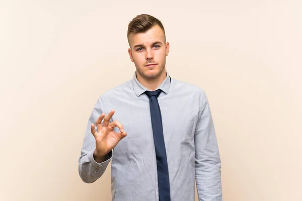 Młoda Blondynka Biznesmen Białym Tle Pokazując Znak Palcami — Zdjęcie stockowe