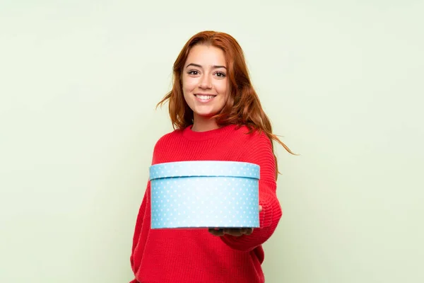 Adolescente Ruiva Menina Com Suéter Sobre Isolado Fundo Verde Segurando — Fotografia de Stock