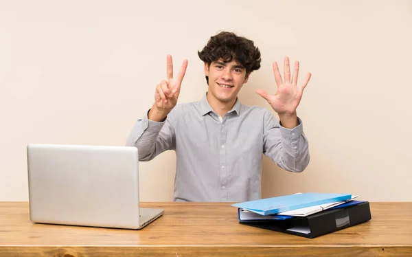 Jovem Estudante Com Laptop Contando Sete Com Dedos — Fotografia de Stock