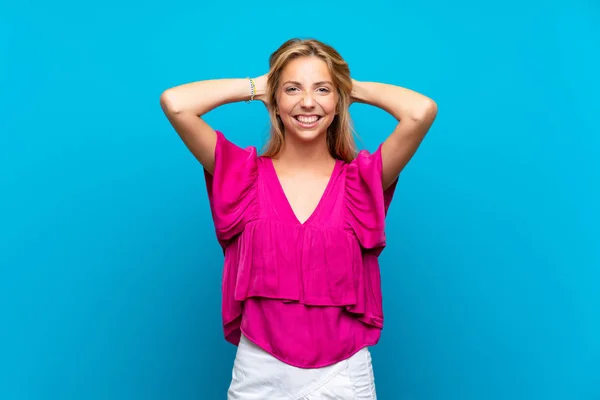 Mujer Joven Rubia Sobre Fondo Azul Aislado Frustrado Toma Las — Foto de Stock