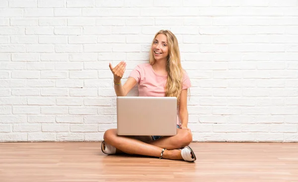 Junges Blondes Studentenmädchen Mit Laptop Auf Dem Boden Lädt Zum — Stockfoto