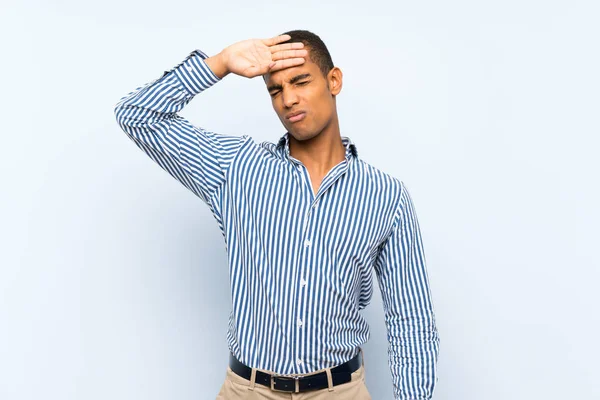 Joven Guapo Morena Hombre Sobre Aislado Azul Fondo Con Cansado — Foto de Stock