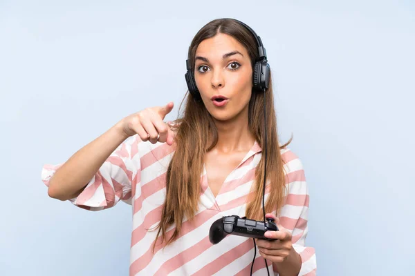 Mujer Joven Jugando Con Controlador Videojuegos Sobre Una Pared Azul —  Fotos de Stock