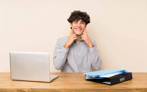 Young Student Man Laptop Smiling Happy Pleasant Expression — Stock Photo, Image