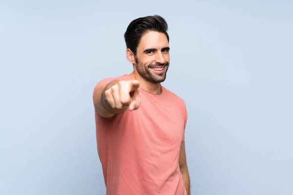 Bonito Jovem Camisa Rosa Sobre Fundo Azul Isolado Aponta Dedo — Fotografia de Stock