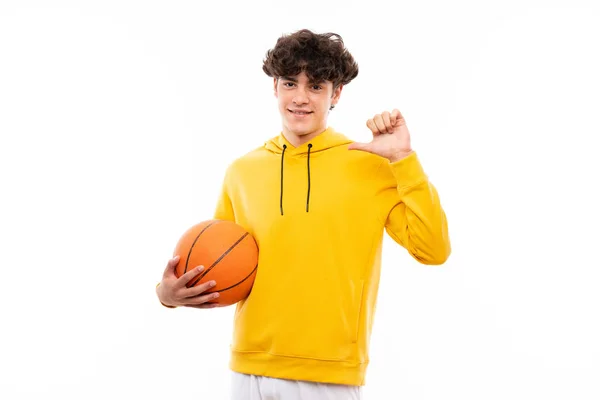 Молодий Баскетболіст Над Ізольованою Білою Стіною Пишається Задоволений — стокове фото