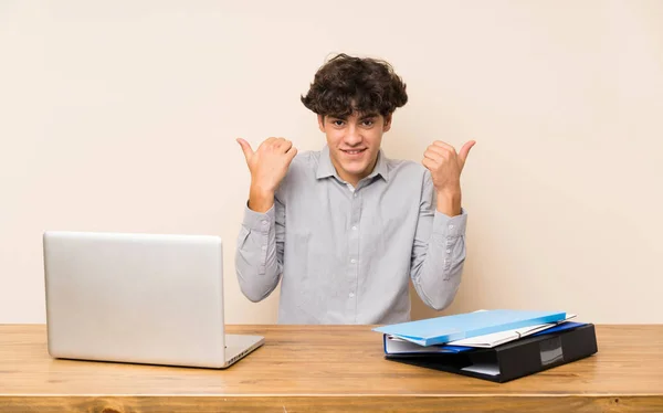 Jovem Estudante Com Laptop Com Polegares Para Cima Gesto Sorrindo — Fotografia de Stock