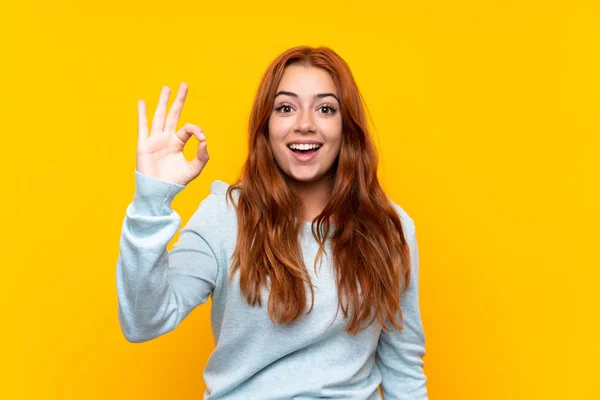 Tiener Redhead Meisje Geïsoleerde Gele Achtergrond Verrast Toont Teken — Stockfoto