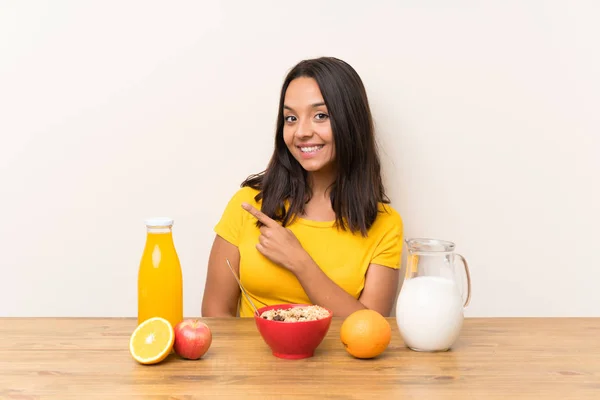 Junge Brünette Mädchen Mit Frühstücksmilch Zeigt Mit Dem Finger Auf — Stockfoto