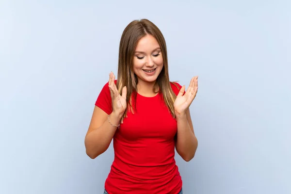 Teenager Mädchen Über Isolierten Blauen Hintergrund Lachen — Stockfoto