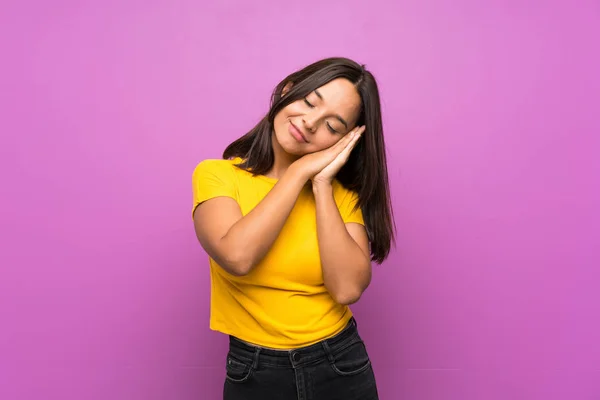 Junge Brünette Mädchen Über Isolierten Hintergrund Machen Schlaf Geste Dorable — Stockfoto