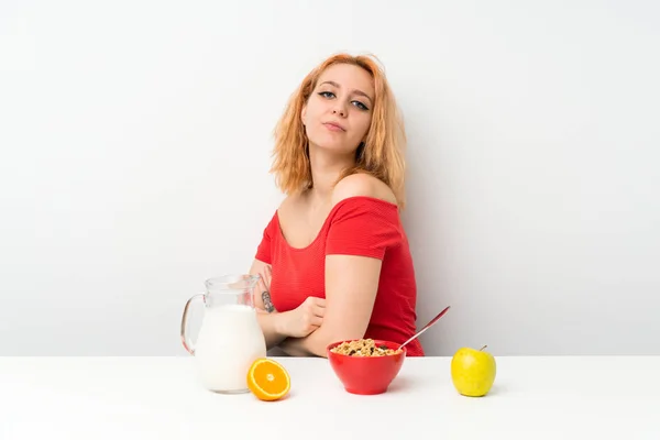 Giovane Donna Che Colazione Ridendo — Foto Stock