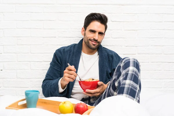 드레싱 가운과 아침 식사를 하는 남자 — 스톡 사진