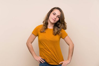 Izole arka plan üzerinde genç sarışın kız gülüyor