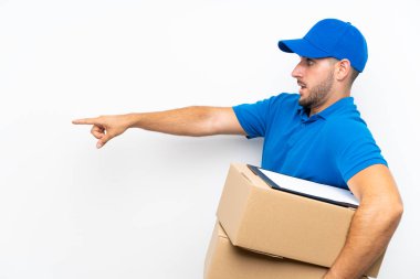 Teslimatçı, izole edilmiş beyaz arka planda parmak işareti yapıyor.