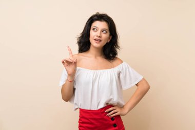 İzole edilmiş bir geçmişi olan genç bir kadın parmağını kaldırarak çözümü anlamaya çalışıyor.