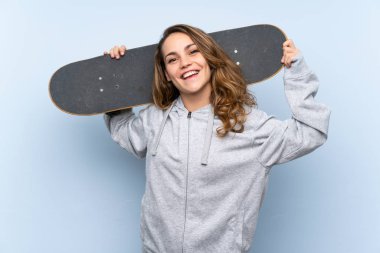 Paten ile genç sarışın kadın